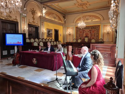 Acte de donació al Saló de Plens del Palau de la Paeria.
