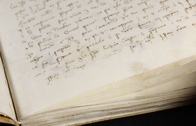 Restauramos el libro de Consells de 1366-1367.